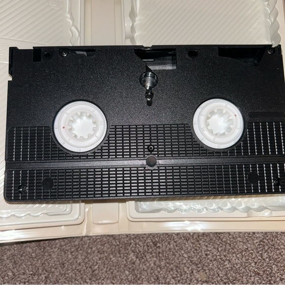 ~6/$10 MOVIES VHS/DVDS~ Disney’s Jungle 2 Jungle VHS In Clamshell 1997 - Picture 5 of 7